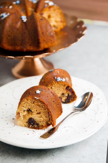 cake met droog fruit op een bord