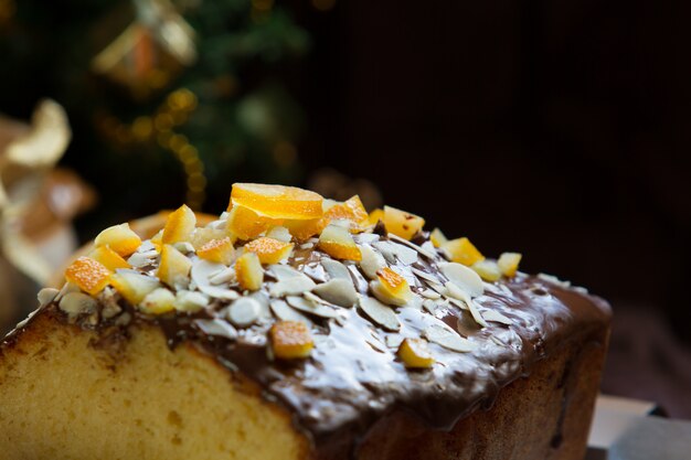 Cake met gekonfijt fruit, bedekt met chocoladesuikerglazuur