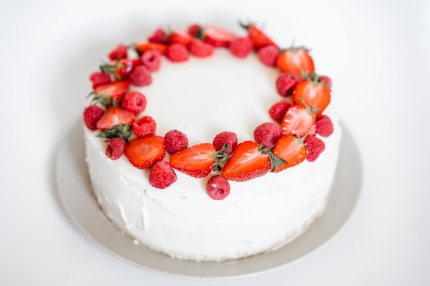 cake met roomkaas en bessen Lichte cake met aardbeien en frambozen Handgemaakte cake