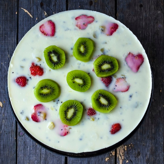 Foto cake met verschillende soorten fruit als de aardbei, kiwi. bovenaanzicht