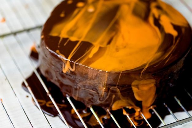 ケーキムースチョコレートプラリネケーキムースチョコレートプラリネ粗くカットバニラスポンジケーキチョコレートムースダークベルギーチョコレートバリーとヘーゼルナッツプラリネの層で構成されています