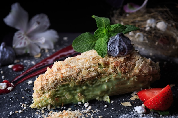 Torta napoleone su uno sfondo nero