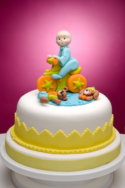 Cake for newborn, with characters made with very colorful fondant