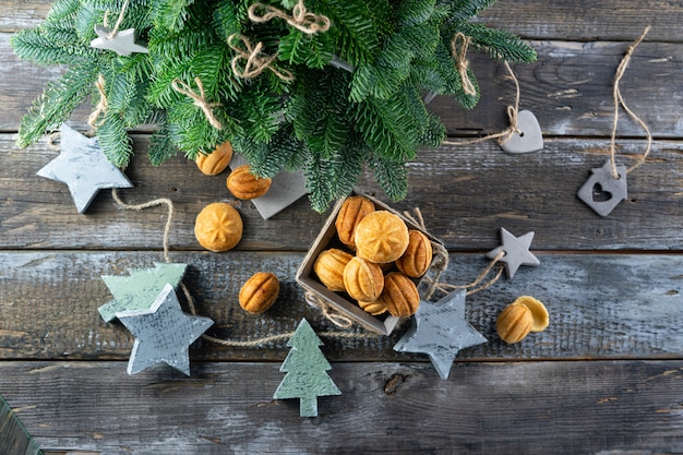 Torta di noci con caramello salato per il regalo di capodanno. giocattoli ecologici in legno