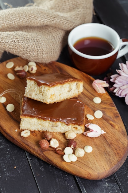 Cake op oude houten tafel