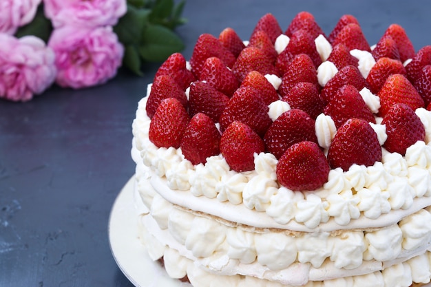 Cake Pavlova met aardbeien en slagroom