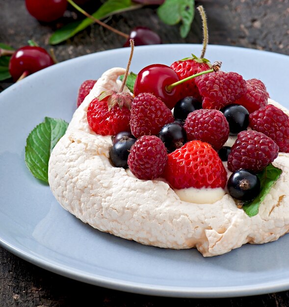 Cake "Pavlova" with cream and berries