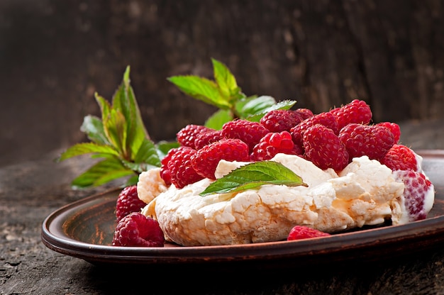 Cake "Pavlova" with cream and berries