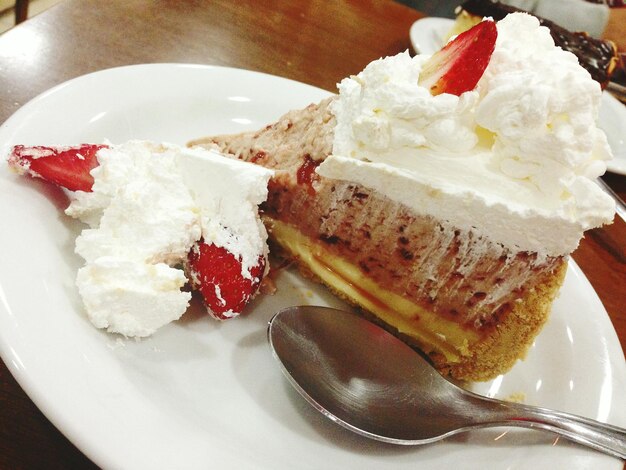 Foto torta sul piatto sul tavolo