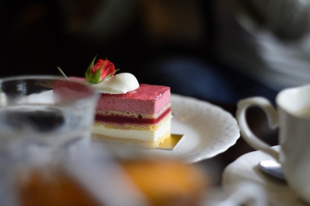 テーブルの上の皿にケーキのスライス