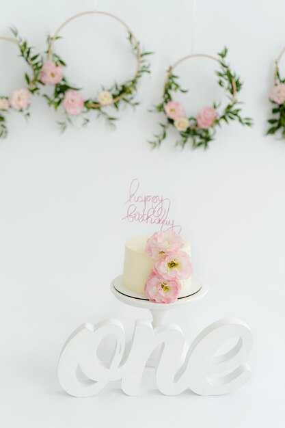 Decorazioni per lo smash della torta. idea per la sessione fotografica del primo anno del bambino. idea per decorare il primo compleanno della bambina