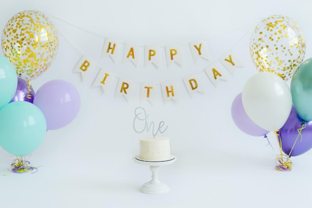ケーキスマッシュデコレーション.赤ちゃんの最初の年の写真セッションのアイデア.風船の誕生日パーティーの装飾