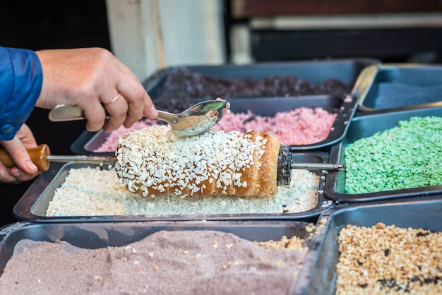 甘いシリアルをトッピングしたケーキ