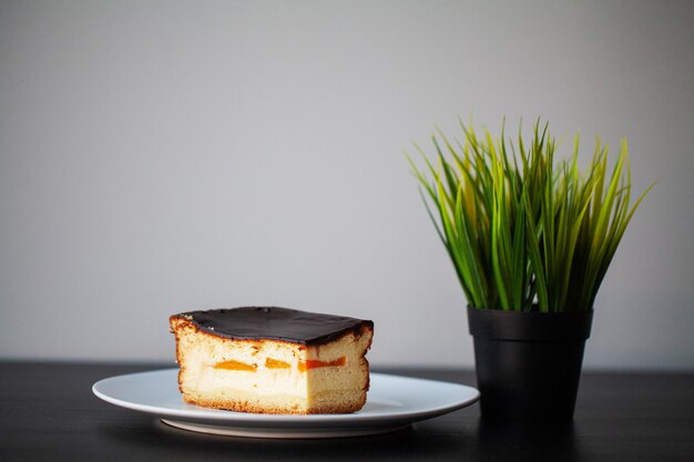 Torta in un piatto bianco sul tavolo.