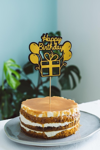Foto torta con topper di compleanno spazio di copia sfondo sfocato foto verticale