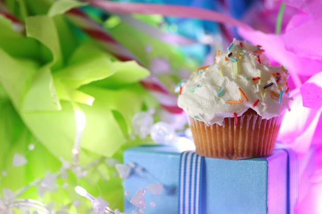 Torta con festa di crema al burro