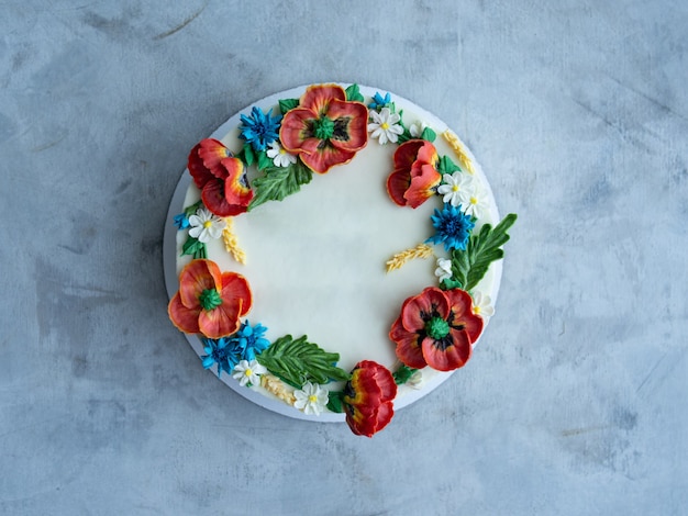 Cake with buttercream frosting decorated with buttercream flowers