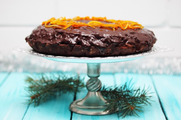 Torta con glassa al cioccolato con scorze d'arancia candite