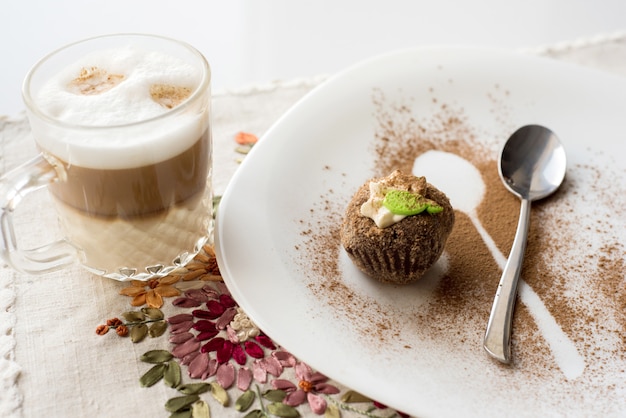 シナモンが入ったケーキ。カプチーノ