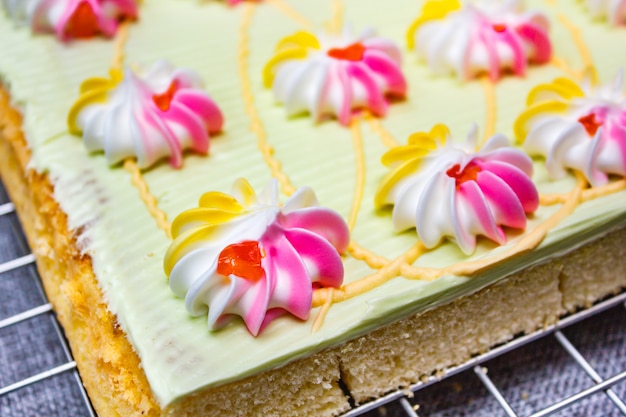 Foto torta con crema colorata e marmellata.