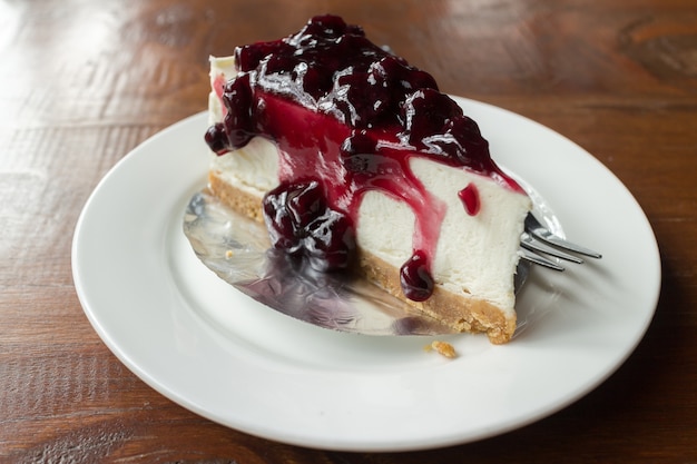 Cake with cream cheese and blueberries