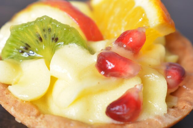 Foto torta con crema e frutta in un cestino