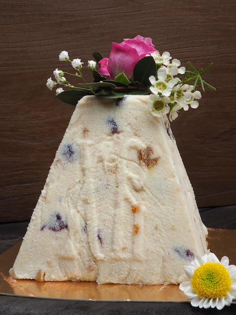 A cake with flowers on it and a white flower on the top.