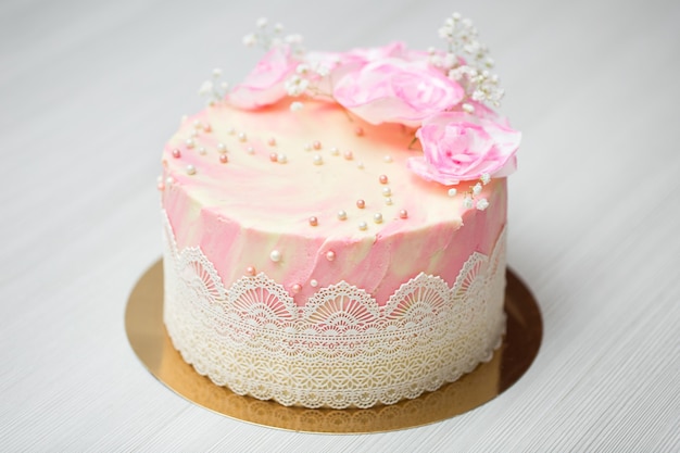 Cake with pink roses