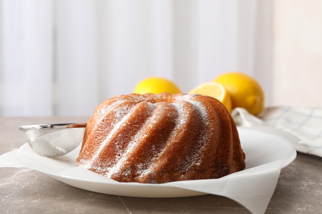 Torta con zucchero in polvere sul tavolo grigio