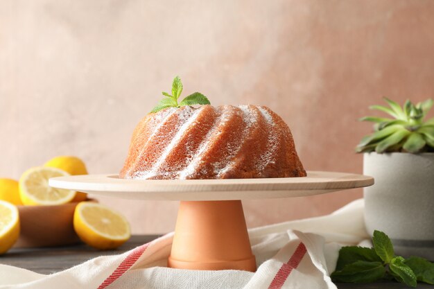 粉砂糖と木製の背景にミントのケーキ