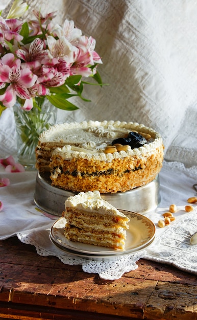 Torta con crema di quark, vaniglia, torta di formaggio da pasticceria con prugne e arachidi