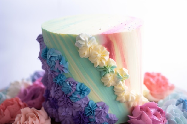 Photo a cake with a rainbow design on the top.