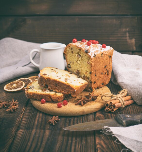 Cake with raisins and dried fruits 