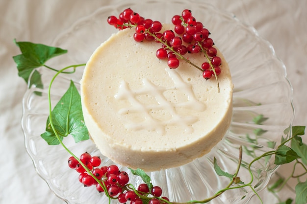 Cake with redcurrant