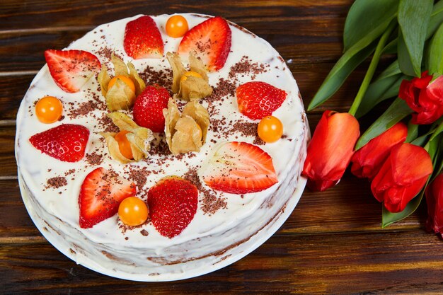 Cake with strawberries and physalis