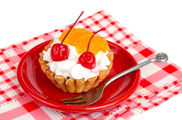 휘핑 크림과 과일 베리 케이크