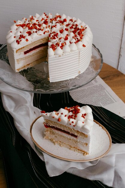 Photo a cake with white frosting and red berries on it