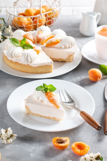 Cakecheesecake met abrikozen, zomerdessert. Selectieve aandacht.