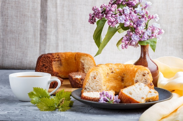 Cakes met rozijnen en chocolade en een kopje koffie op een grijze concrete achtergrond