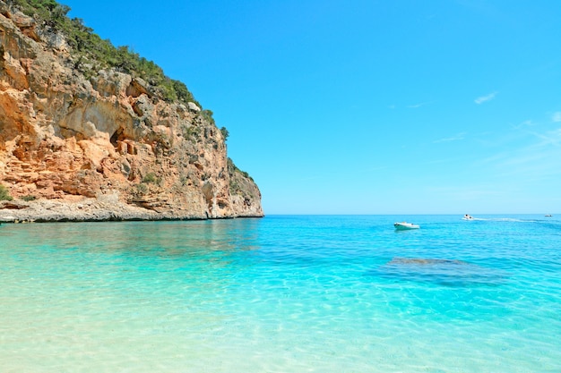 Cala Biriola op een zonnige dag Sardinië