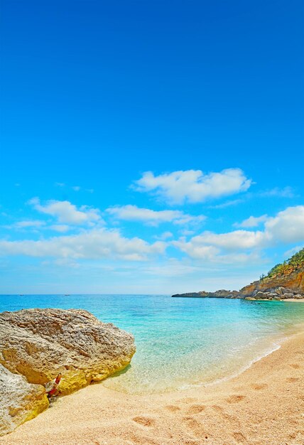 Foto cala biriola rocce in una giornata limpida