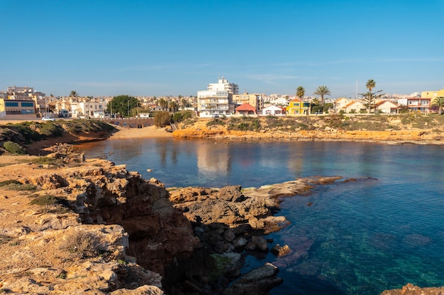 沿岸都市トレビエハのロスロコスビーチの隣にあるカラデラヒゲラアリカンテバレンシアコミュニティスペインコスタブランカの地中海