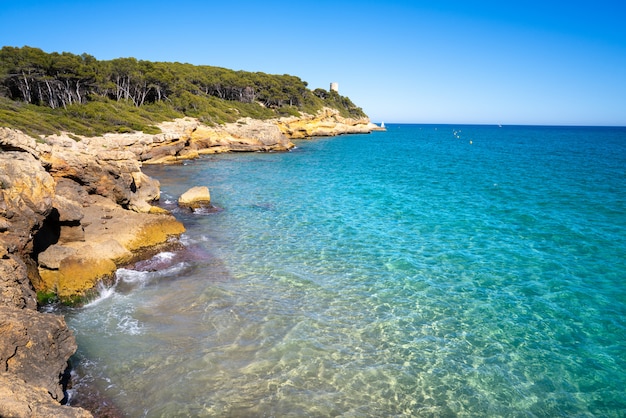 Foto spiaggia cala de roca plana a tarragona