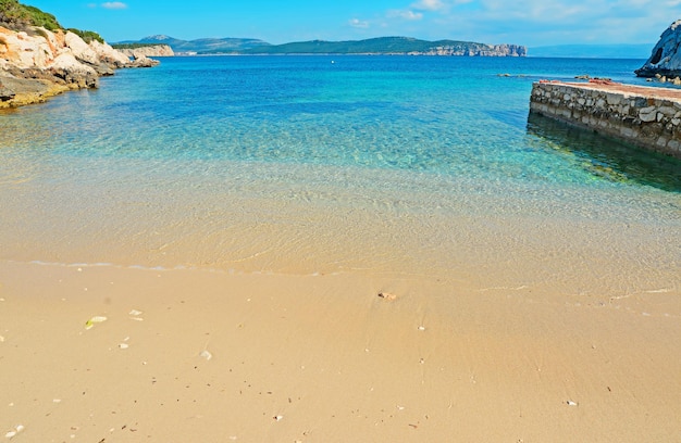 Cala Dragunara gouden kust op een heldere dag