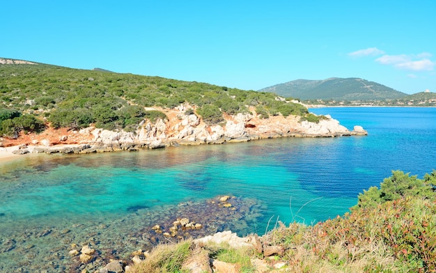 Cala Dragunara kust op een heldere dag Sardinië