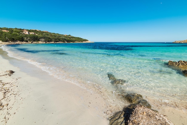 Cala Granu onder een blauwe lucht