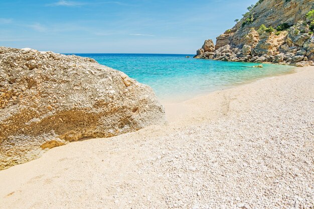 Foto cala mariolu in una giornata limpida sardegna