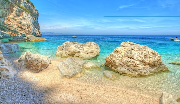 Cala Mariolu in hdr-toon op een heldere dag