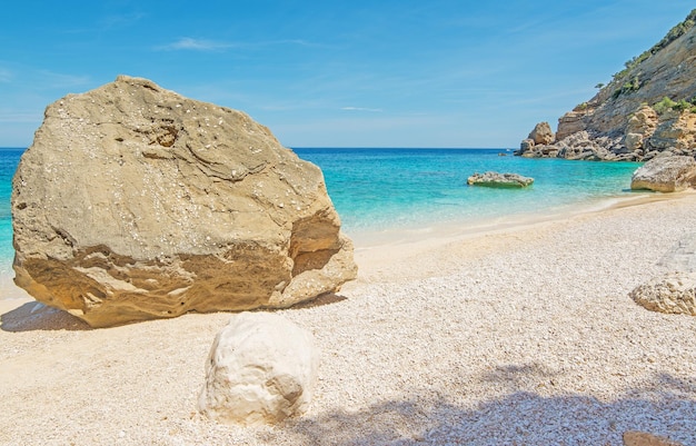 Cala Mariolu op een heldere dag Sardinië