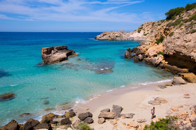 Cala tarida nella spiaggia di ibiza alle isole baleari